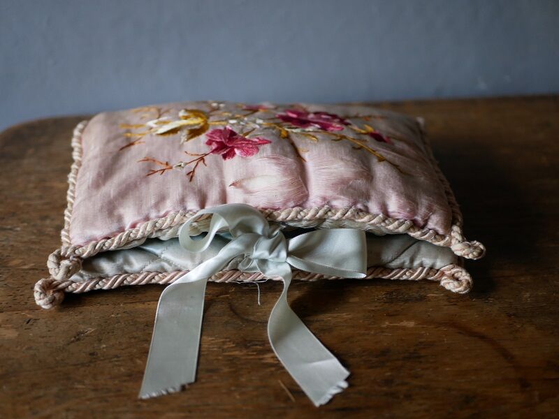 シルクのハンキーケース　手刺繡　フランスアンティーク　ブロカントのある暮らし シルクのハンキーケース 手刺繡 フランスアンティーク