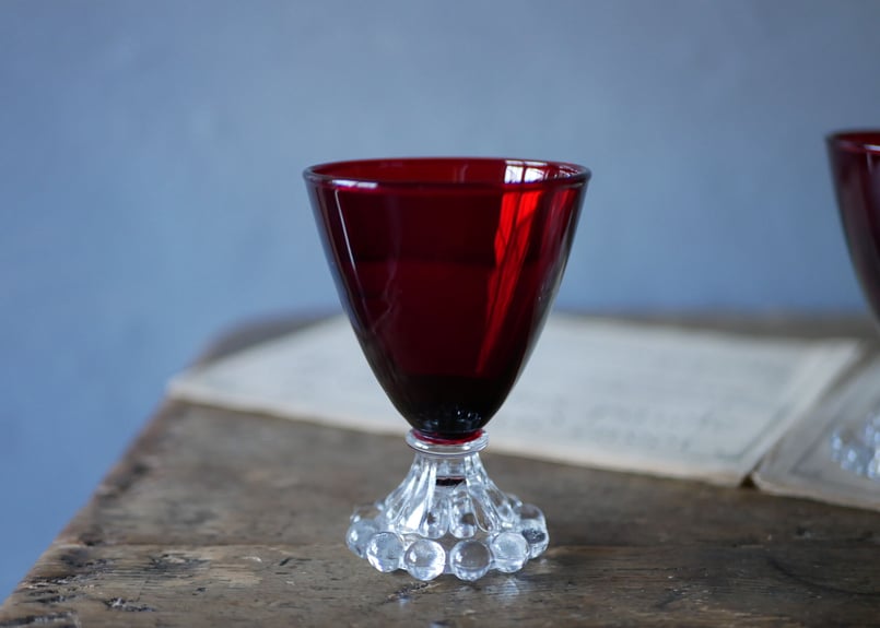 souフランスアンティーク　可愛らしい枝付きガラスパーツ　希少　赤系 ワインレッドカラー 台座が可愛らしいグラス フランスアンティーク