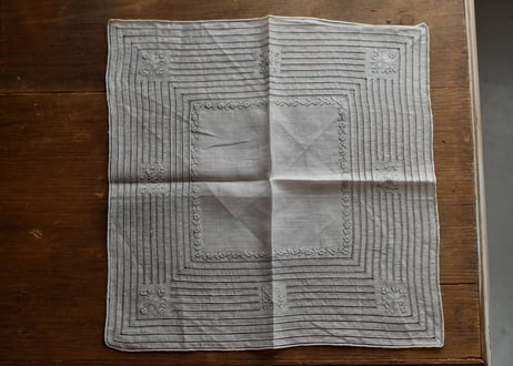 素敵な手刺繍　ハンカチ　フランスアンティーク　アンティークのある暮らし