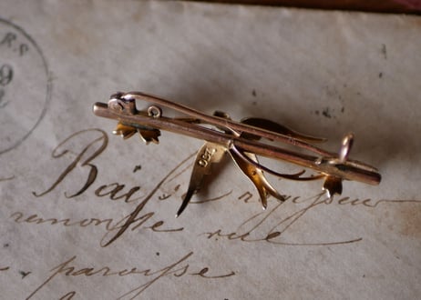 K9 seed pearl   SWALLOW  brooch