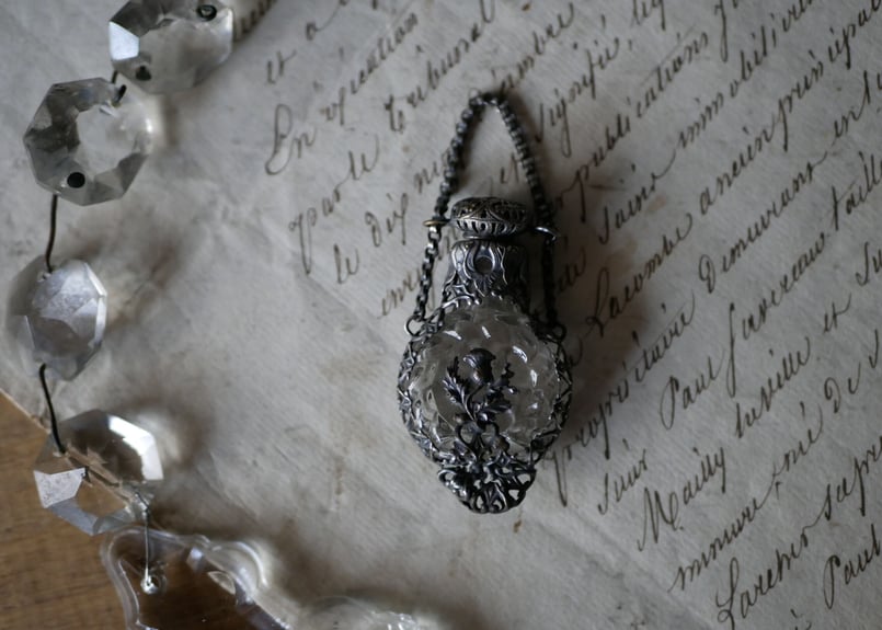 アザミの小さな香水瓶 シャトレーン フランスアンティーク ブロカント