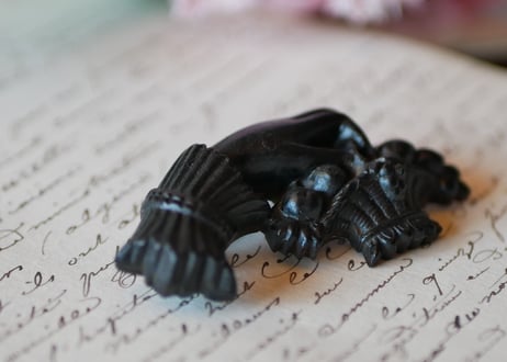 victorian brooch, Hand + panier