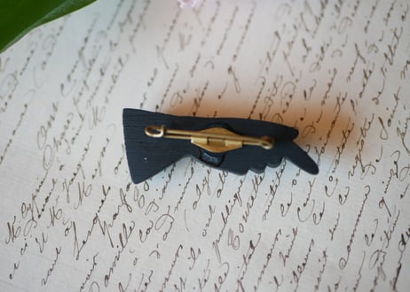 victorian brooch, Pointed finger
