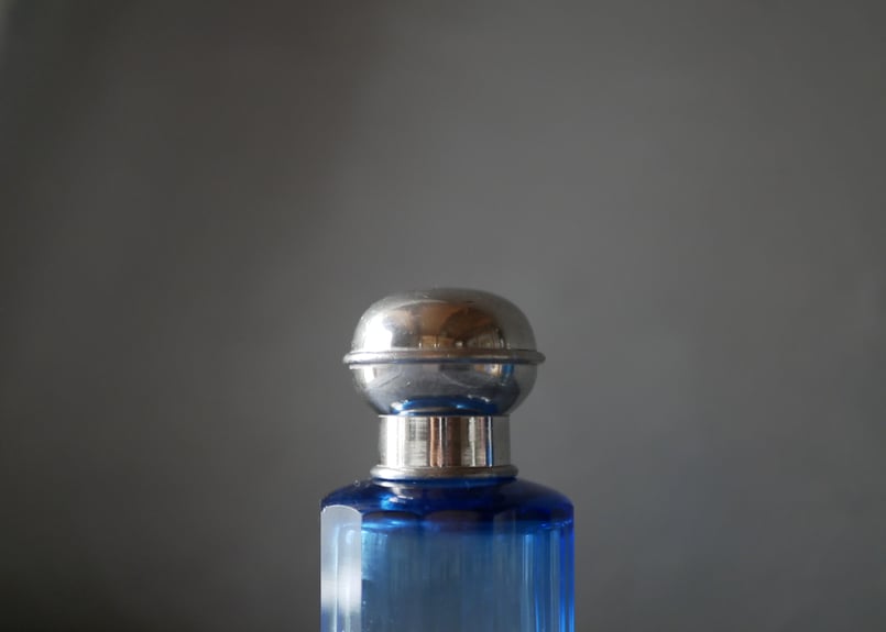 ブルーの香水瓶 小さい方 フランスアンティーク アンティークのある