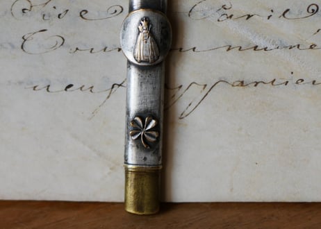 四つ葉のクローバー　クレヨン　フランスアンティーク　アンティークのある暮らし　ブロカント