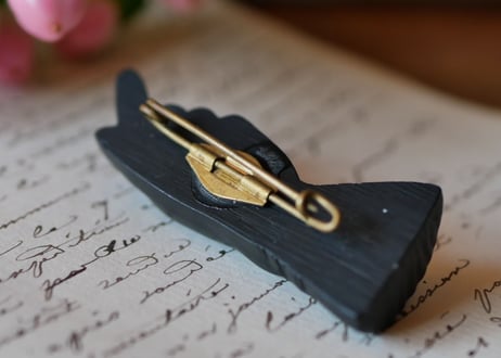 victorian brooch, Pointed finger