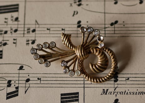 ゴールドカラー×ラインストーン　アンティークブローチ　フランスアンティーク