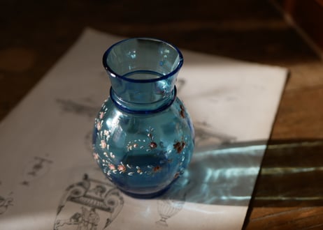 ブルーガラスの器　小花柄　エナメル絵付け　エマイユ　フランスアンティーク　アンティークのある暮らし