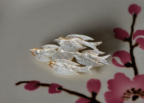 tsubame  brooch