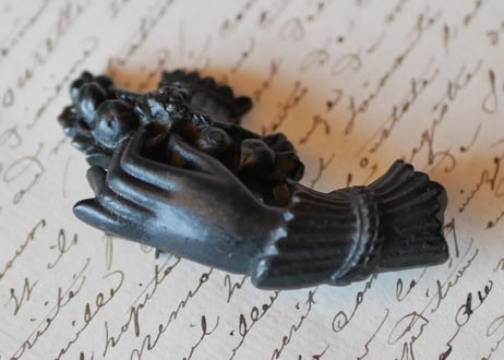 victorian brooch, Hand + panier