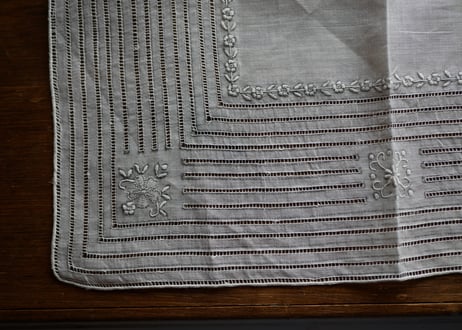 素敵な手刺繍　ハンカチ　フランスアンティーク　アンティークのある暮らし