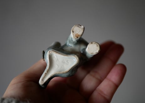 虫が気になる猫　台座付き　フランスアンティーク　ブロカントのある暮らし