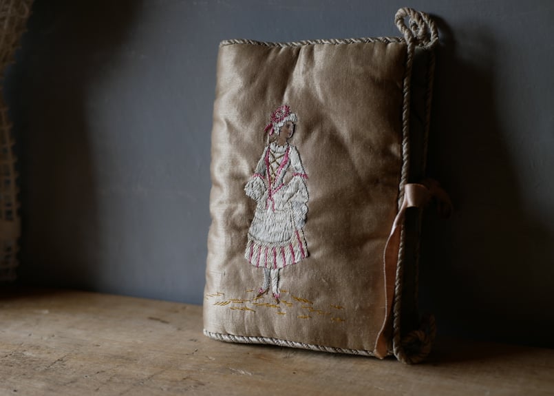 シルクのハンキーケース　手刺繡　フランスアンティーク　ブロカントのある暮らし シルクのハンキーケース手刺繡フランスアンティークブロカントの