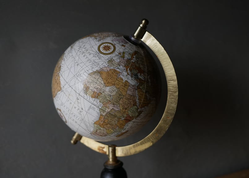 ビンテージパリ蚤の市地球儀ドローイング　年代不明　味のある紙ペーパーものフレーム ヴィンテージ POLITICAL GLOBE社製 地球儀 リメイク ペンダント