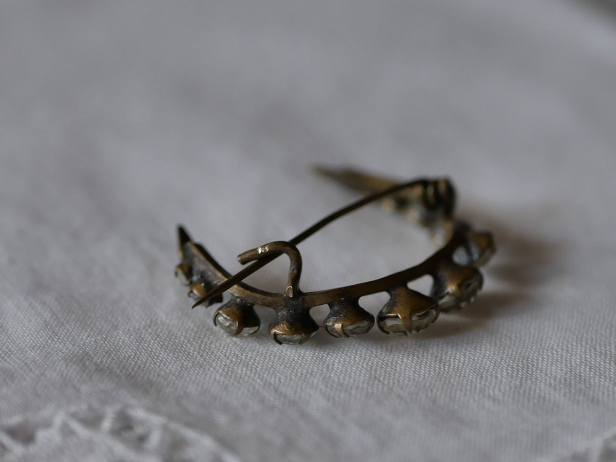 ペーストガラスのクロワッサンブローチ アンティークブローチ