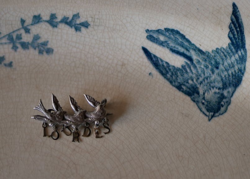 French antique & brocante ツバメのブローチ フランスアンティーク |