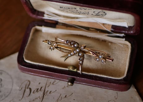 K9 seed pearl   SWALLOW  brooch