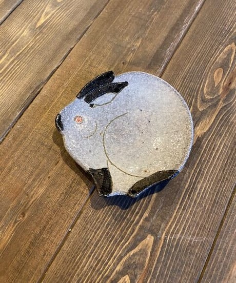 うさぎの遊び小皿　向坂典子
