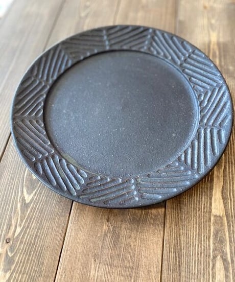 24センチの黒いリム皿
