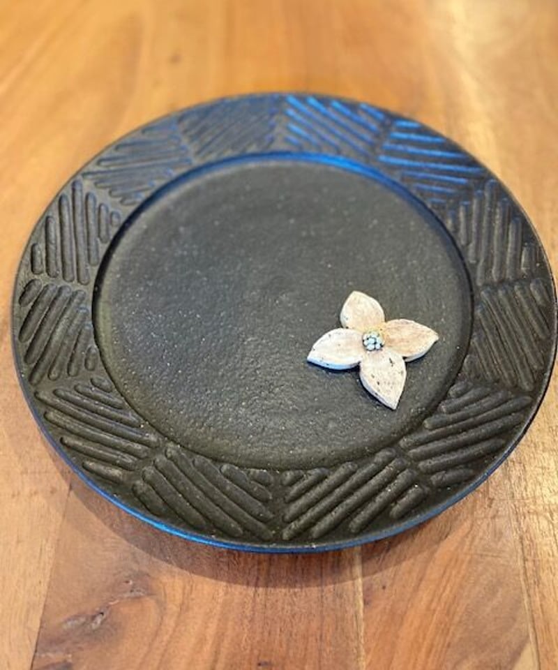 ヨシノヒトシ 黒色絵花リム皿　7寸 ヨシノヒトシ 黒色絵花リム皿 7寸 - メルカリ