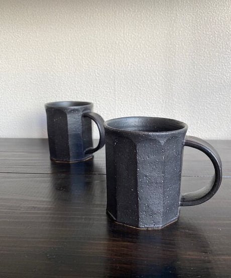 黒い面取りマグカップ