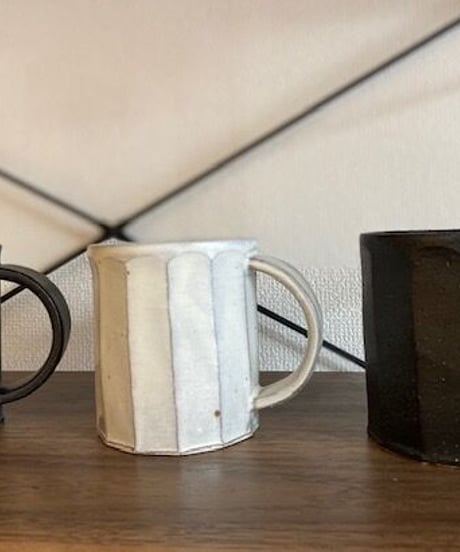 黒い面取りマグカップ
