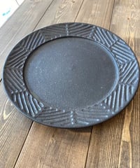 24センチの黒いリム皿