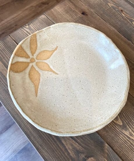 花のクリーム色皿