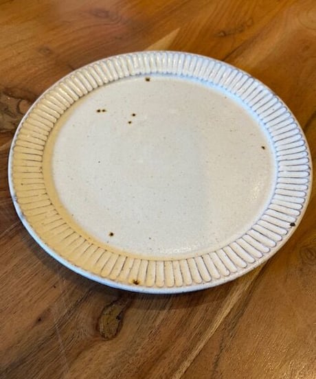 しのぎの白いリム皿