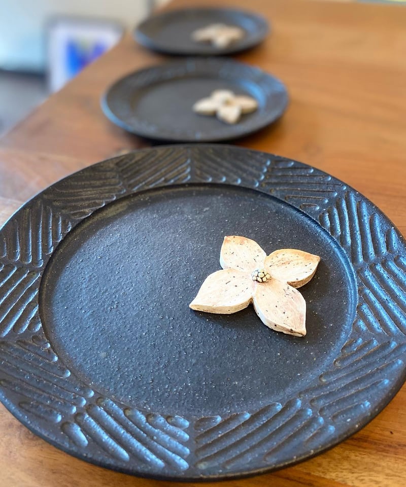 24センチの黒いリム皿 | nuancebeans