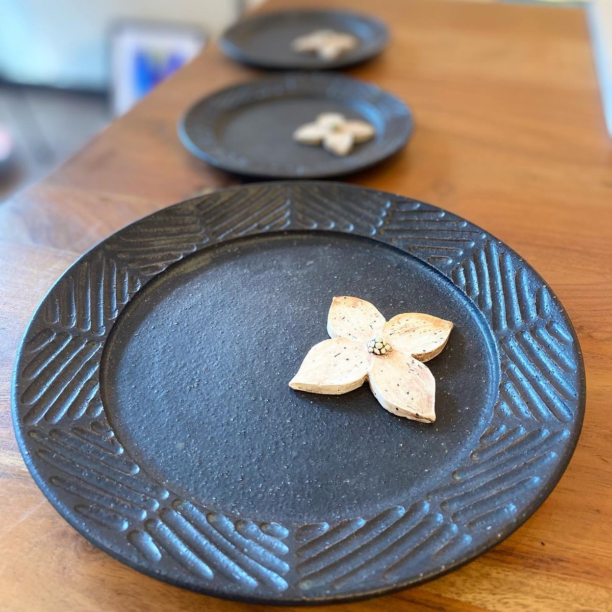 24センチの黒いリム皿 | nuancebeans