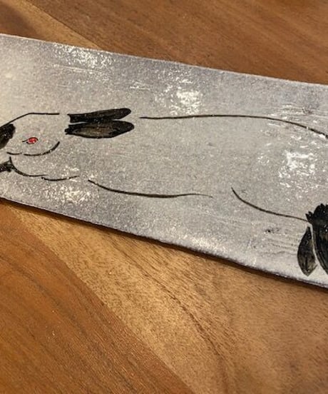 うさぎの長皿　向坂典子