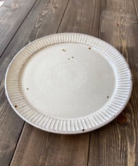 しのぎの白いリム皿