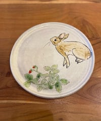 うさぎと苺のプレート　向坂典子
