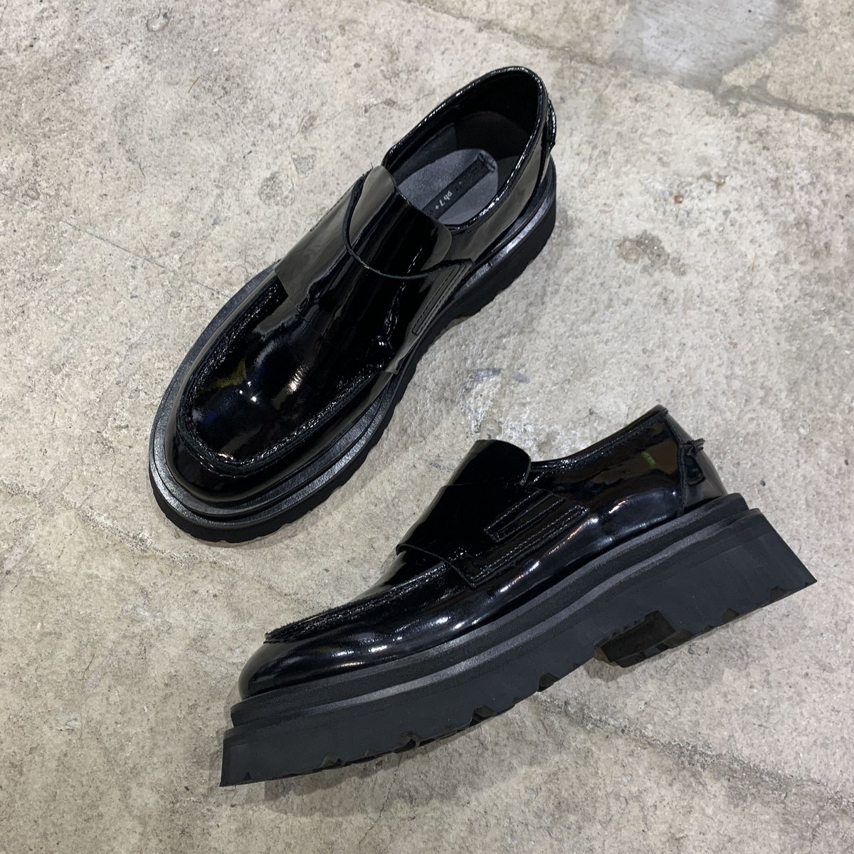 黒の光沢ローファー厚底ソール ph7+ 未使用 黒 光沢 ローファー 厚底ソール 【公式通販】