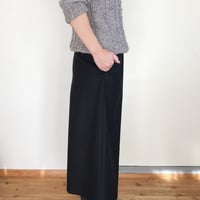 ウールのワイドパンツ  8分丈　ダークネイビー