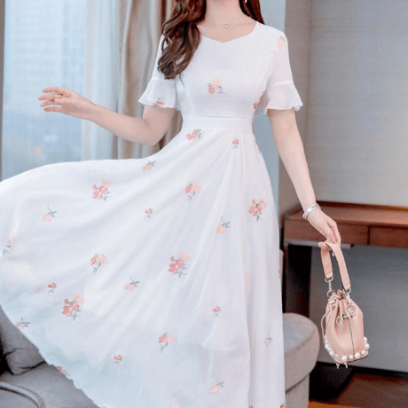 花柄刺繍シフォンワンピース    半袖   Aライン  Vネック   きれいめ    ミモレ丈    演奏会  パーティー 二次会  結婚式   お呼ばれ    同窓会  大きいサイズ  黒   白