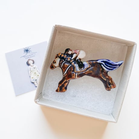 ののむらみなみ　陶器ブローチ（競馬　茶）＊専用箱入り