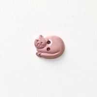 丸まったネコのボタン(JB77679 ピンク)