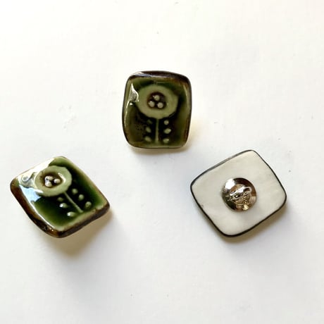 ののむらみなみ　陶器ボタン（しかくの花　緑）