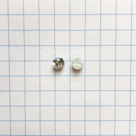 ヴィンテージラインストーン　Φ4mm（クリスタル・ホワイトオパール）【各色２個セット】
