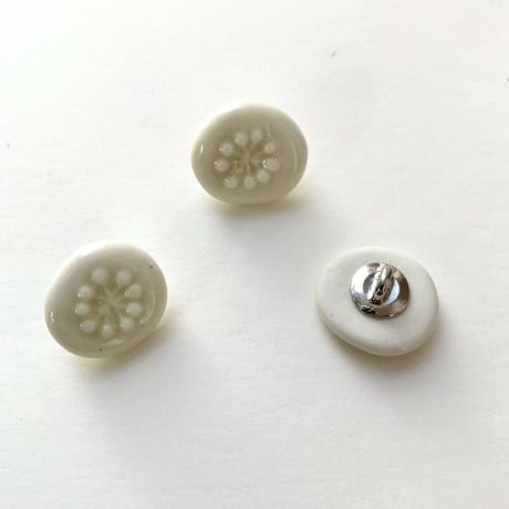 ののむらみなみ　陶器ボタン（まめの花　白）
