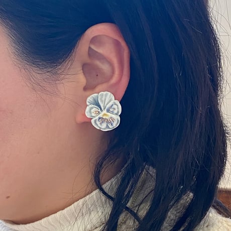 ののむらみなみ　陶器ピアス（パンジー　水灰）