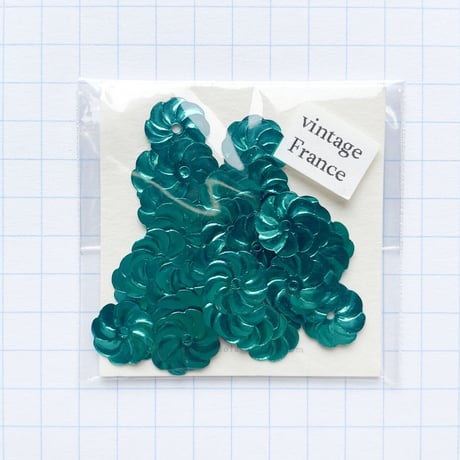 スパンコール・フラワー型  約8mm（ coha014　メタルグリーン）【0.5g】