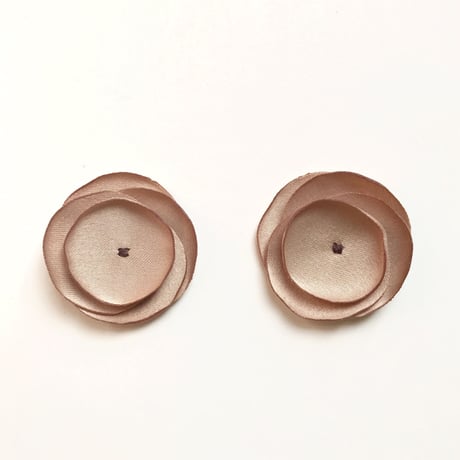 サテンフラワー（ベージュ）2枚セット
