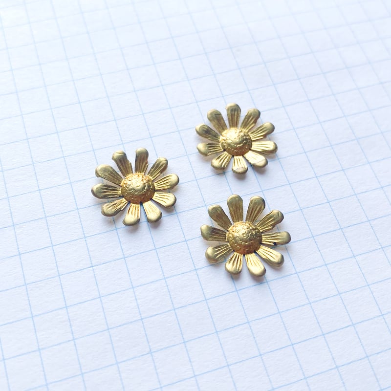 ヴィンテージ メタルカボション花（FEM1197 ゴールド ≒Φ13mm ) | idola