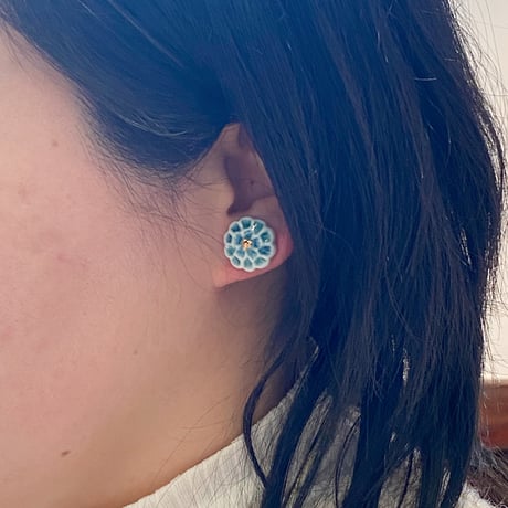 ののむらみなみ　陶器ピアス（ぽんぽん花　浅葱）