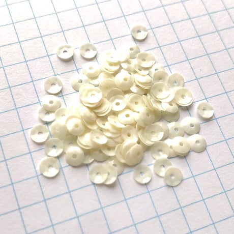 スパンコール 亀甲 4mm（FFS287アイボリー）【0.4g】