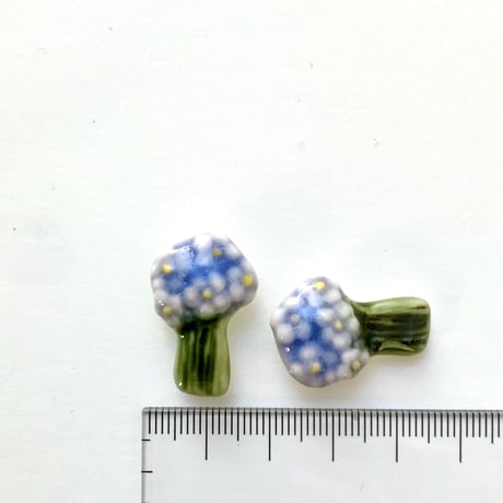 ののむらみなみ　陶器ボタン（花束　青紫×緑）