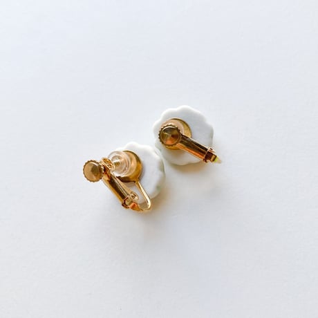 ののむらみなみ　陶器イヤリング（ぽんぽん花　灰）